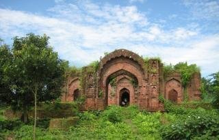 কিছুটা পরিষ্কার করার পর বালিয়া মসজিদের সম্মুখদৃশ্য