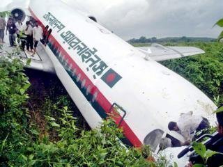 লাগেজ কুড়াতে ব্যস্ত সবাই
