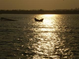 জেলে নৌকা : নৌকা আছে মাঝি নাই