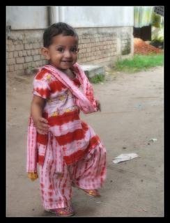 ঈদের পোশাক পড়ে বাসার সামনের ফাঁকা জায়গায় মৌনামী