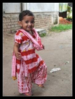 ঈদের পোশাক পড়ে বাসার সামনের ফাঁকা জায়গায় মৌনামী