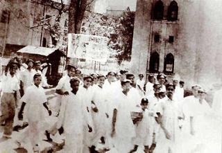 ১১ মার্চ ১৯৪৮: পুরানো ঢাকা বিশ্ববিদ্যালয় (বর্তমান মেডিক্যাল কলেজ ভবন) ভবনের পশ্চাতে বাংলাকে অন্যতম রাষ্ট্রভাষা করার দাবিতে ছাত্র-জনতার সচিবালয়মুখী মিছিল
