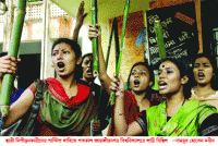 মেয়েদের লাঠি মিছিল ২০০৮, আগের ছবিটা ১৯৯৮ সালের