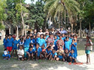 স্কুলের বাচ্চাদের সাথে
