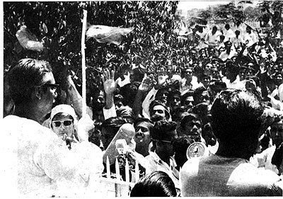 ২৩শে মার্চ, ১৯৭১ - পতাকা উড়াচ্ছেন শেখ মুজিব