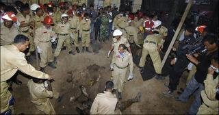 পিলখানা ট্র্যাজেডি, গণকবর থেকে সেনাকর্মকর্তাদের মৃতদেহ তোলা হচ্ছে।