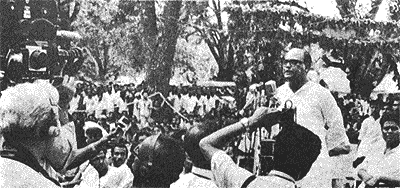 ১৭ই এপ্রিলে গঠিত হল বাংলাদেশ সরকার: কুষ্টিয়ার বৈদ্যনাথতলায় গনপ্রজাতন্ত্রী বাংলাদেশ সরকার গঠনের পর ভাষণ দিচ্ছেন অস্থায়ী রাষ্ট্রপতি সৈয়দ নজরুল ইসলাম। বৈদ্যনাথতলা গ্রামের নাম পরে বদলে রাখা হয় মুজিবনগর